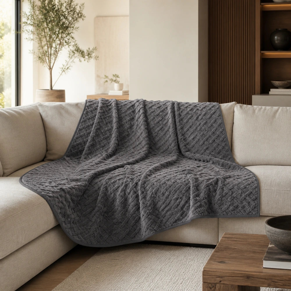 Manta cinza escuro com caimento livre sobre sofá grande modular