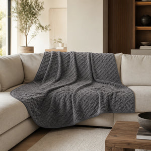 Manta cinza escuro com caimento livre sobre sofá grande modular