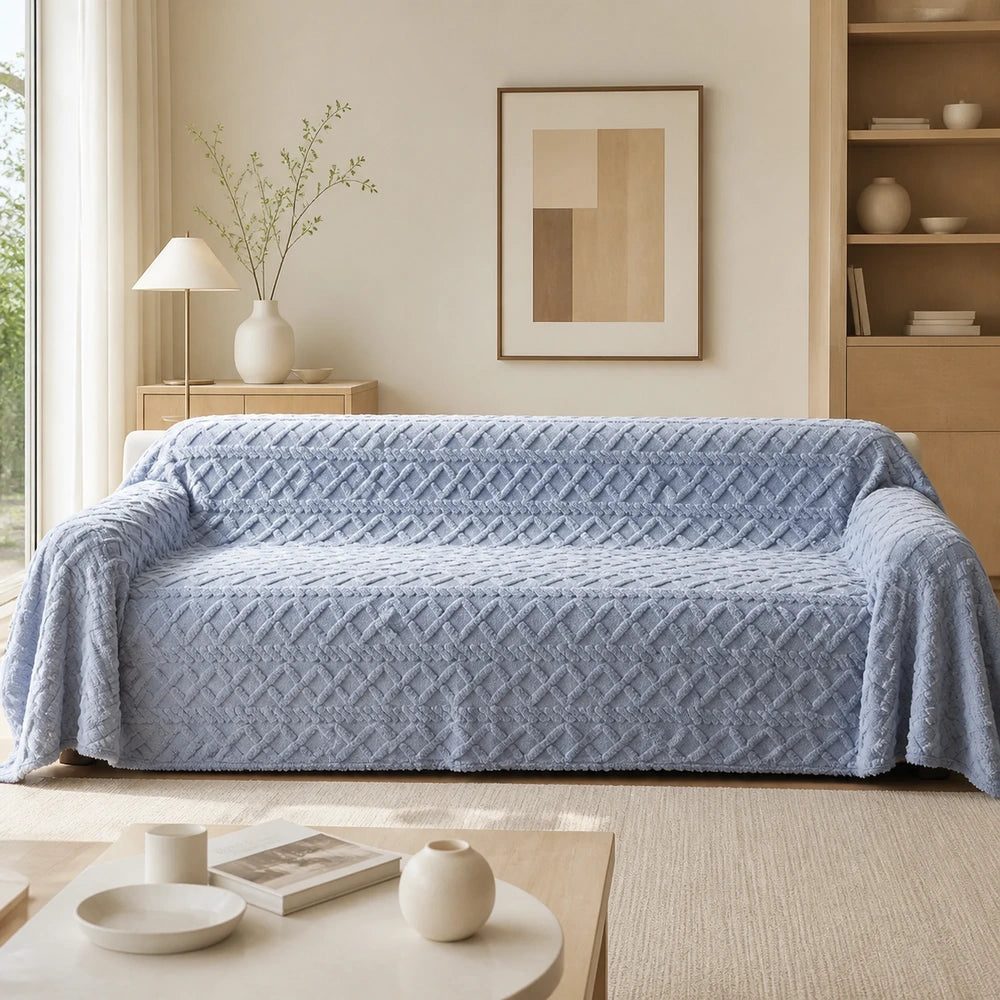 Manta para sofá grande azul em fleece jacquard sobre sofá em ambiente sofisticado