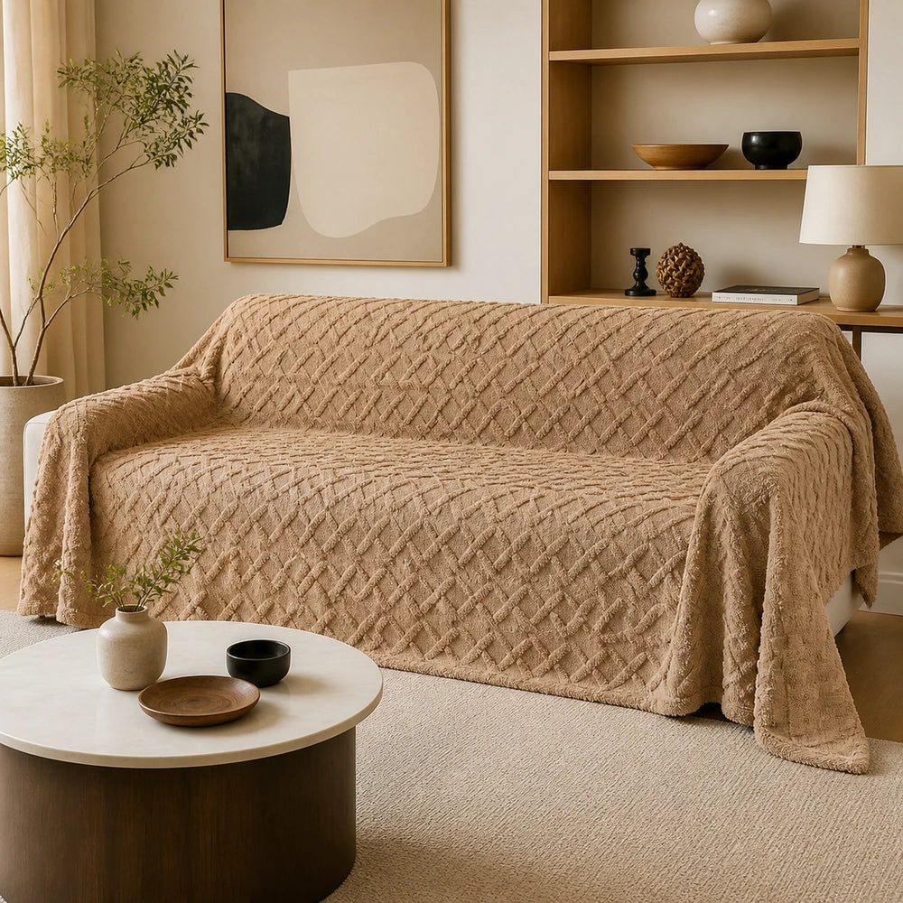 Manta para sofá grande marrom em fleece jacquard sobre sofá em ambiente sofisticado