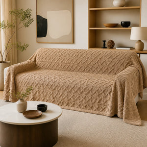 Manta para sofá grande marrom em fleece jacquard sobre sofá em ambiente sofisticado