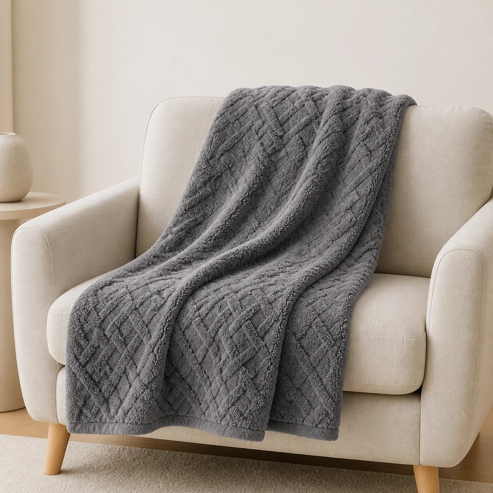 Manta para sofá na cor cinza escuro com fleece jacquard xadrez