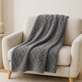 Manta para sofá na cor cinza escuro com fleece jacquard xadrez
