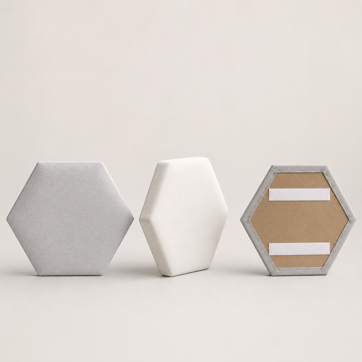 Painel hexagonal estofado mostrando frente lateral e verso com tiras adesivas