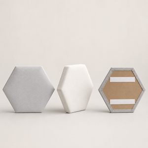 Painel hexagonal estofado mostrando frente lateral e verso com tiras adesivas