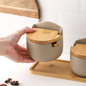 Porta Temperos de Cerâmica com Tampa de Bambu otimizando espaço na cozinha