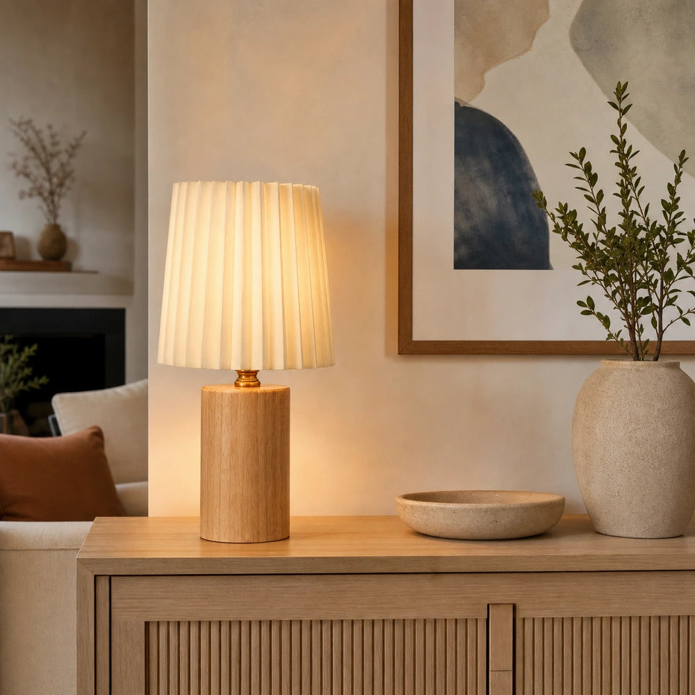 Luminária de mesa com base de madeira natural em aparador de sala