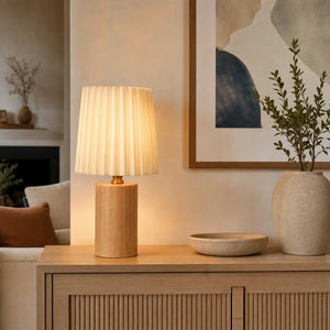 Luminária de mesa com base de madeira natural em aparador de sala