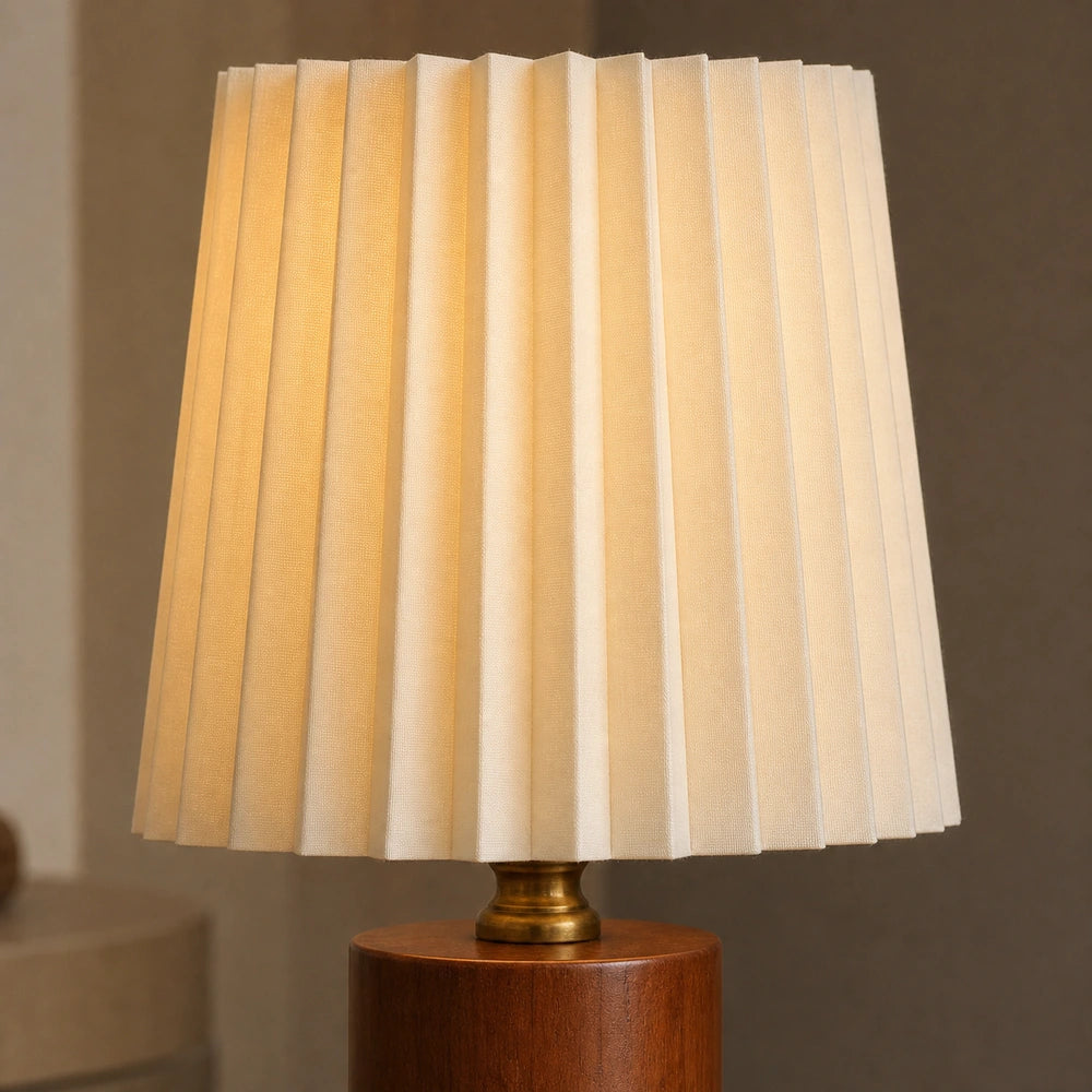 Detalhe da cúpula plissada em tecido da luminária de mesa