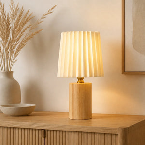 Luminária de mesa decorativa com base de madeira natural em composição nórdica