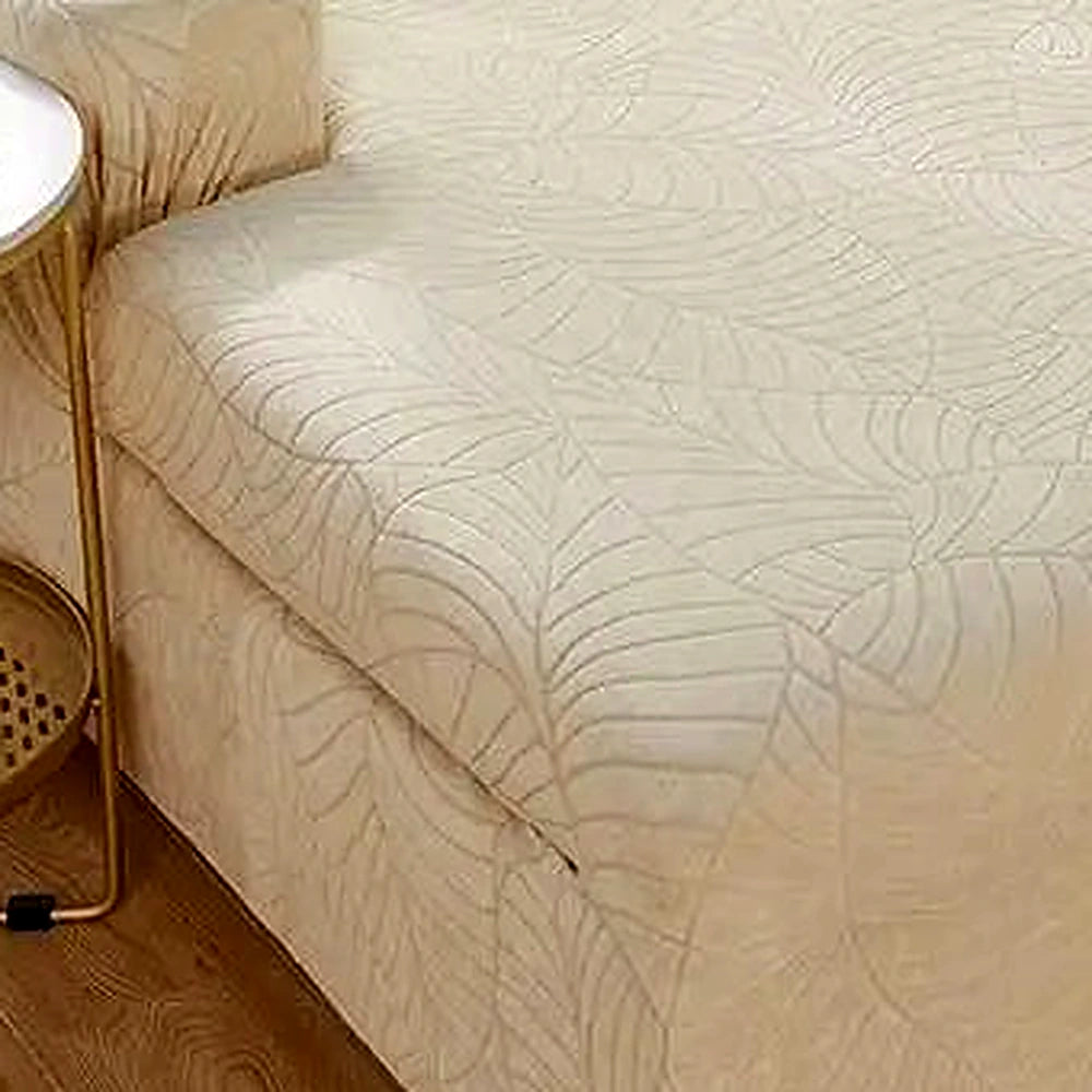 Detalhe do relevo floral com folhas grandes da capa de sofá jacquard