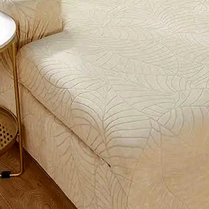 Detalhe do relevo floral com folhas grandes da capa de sofá jacquard