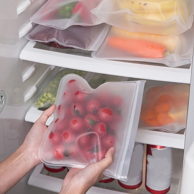 Sacos Reutilizáveis para Alimentos na Geladeira com alimentos armazenados