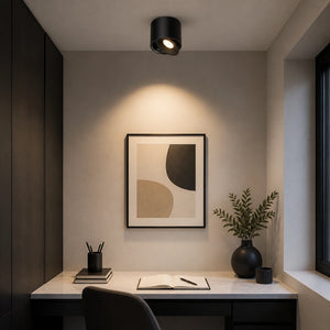 Spot LED preto direcionável em contexto de uso real no ambiente