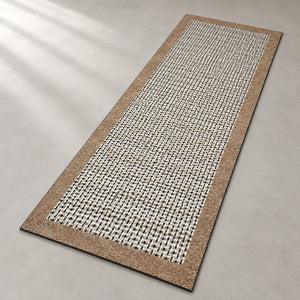 Tapete Tramare bege inteiro em perspectiva, com estampa clara e borda caramelo sobre piso claro.