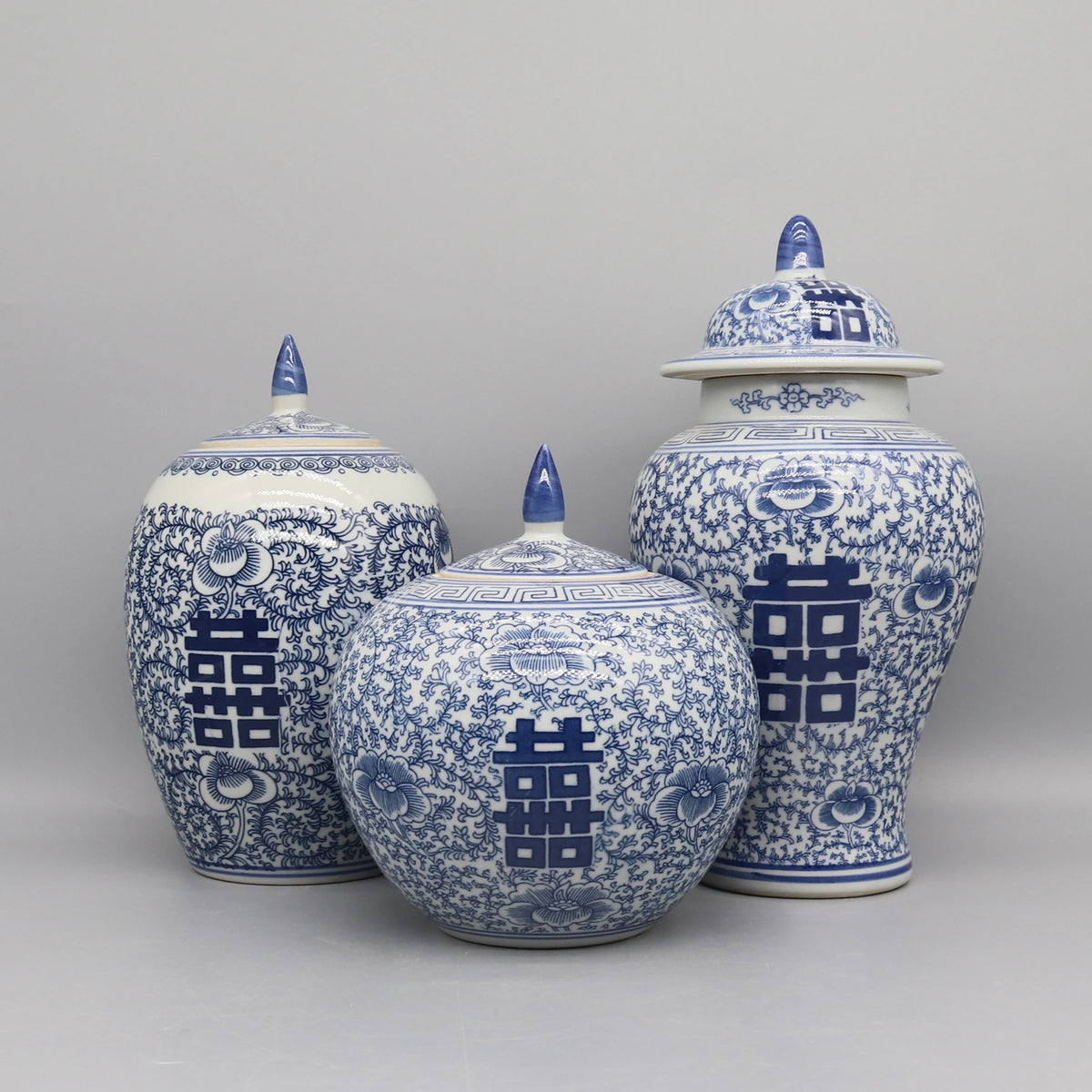 Vaso Decorativo Azul e Branco de Cerâmica para Mesa em sala decorada