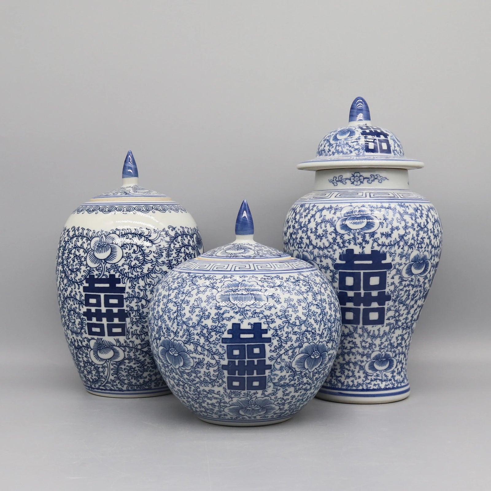 Vaso Decorativo Azul e Branco de Cerâmica para Mesa em sala decorada