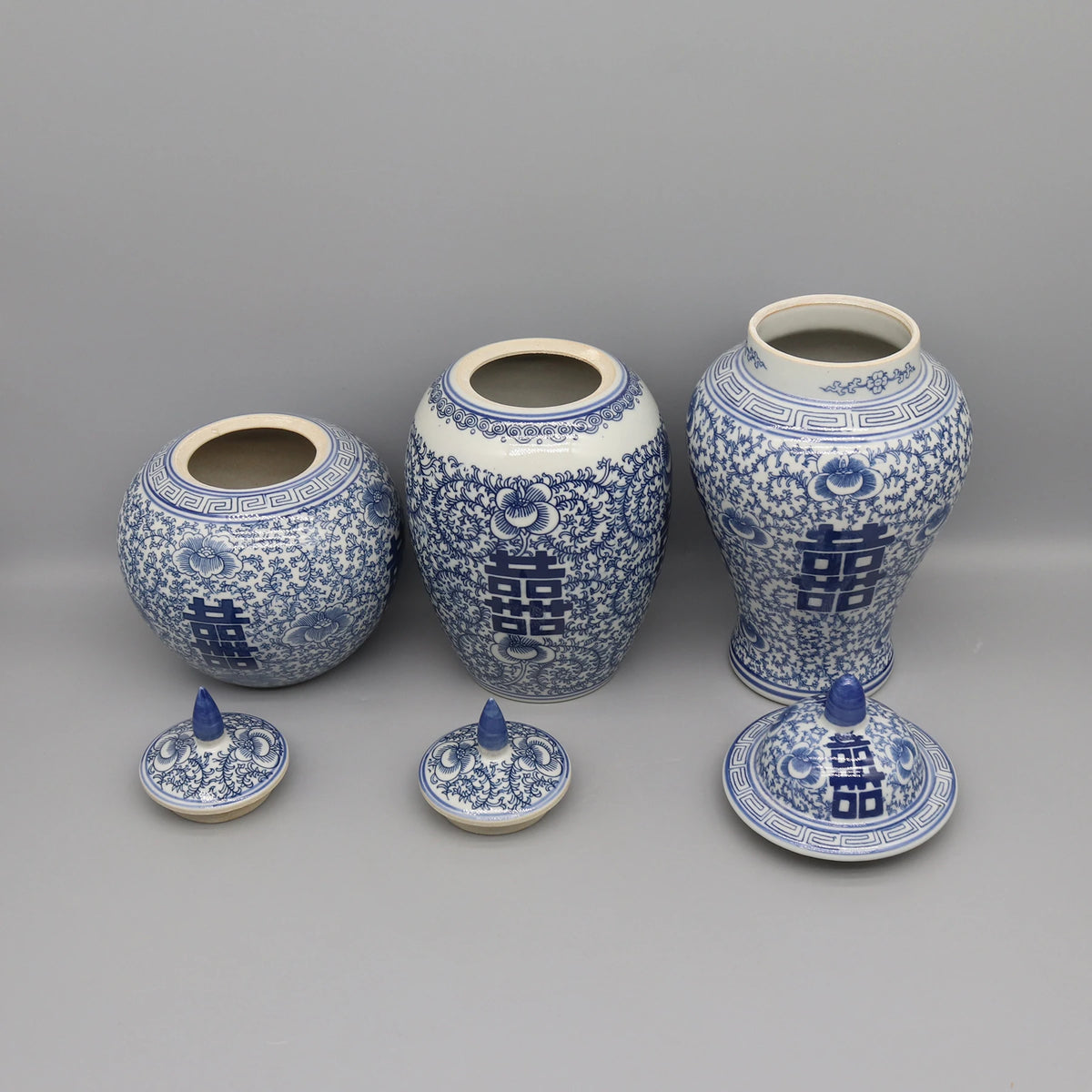 Vaso Decorativo Azul e Branco de Cerâmica para Mesa em sala decorada