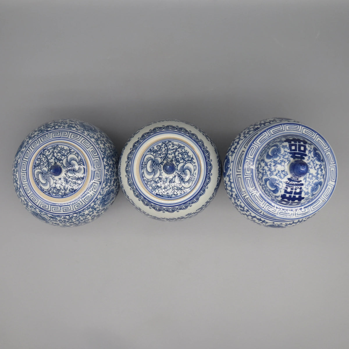 Vaso Decorativo Azul e Branco de Cerâmica para Mesa em sala decorada