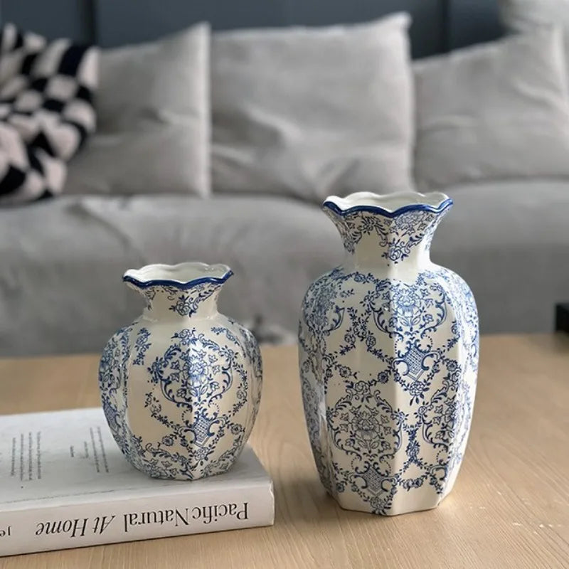 Vaso Decorativo Azul e Branco Pintado à Mão de Porcelana para Mesa em sala decorada