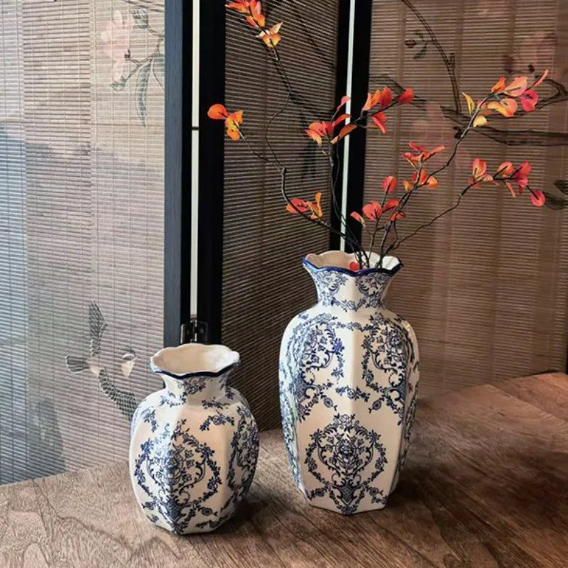 Vaso Decorativo Azul e Branco Pintado à Mão de Porcelana para Mesa em sala decorada