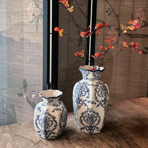 Vaso Decorativo Azul e Branco Pintado à Mão de Porcelana para Mesa em sala decorada