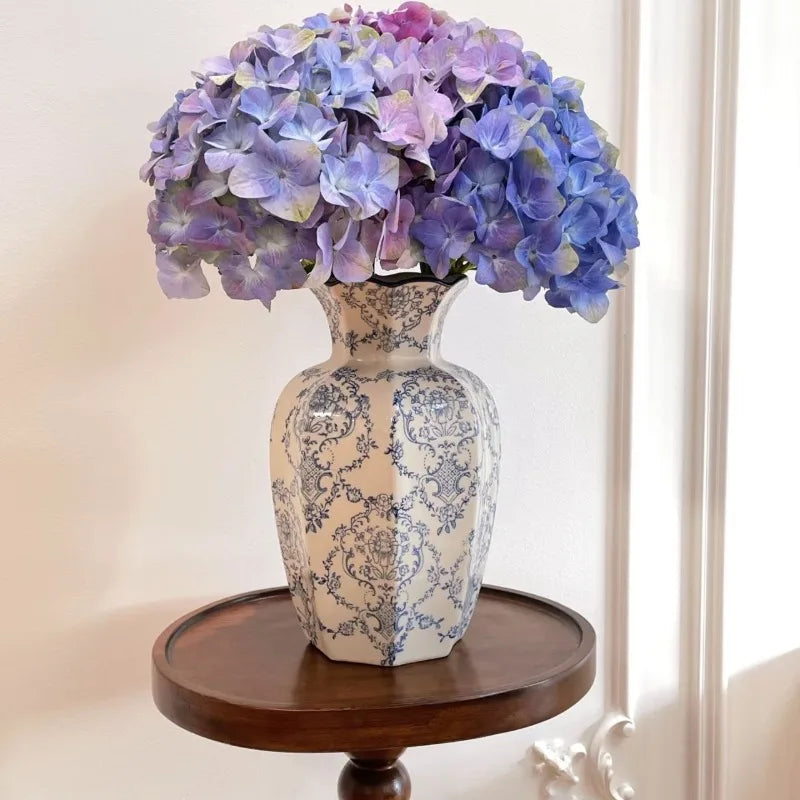 Vaso Decorativo Azul e Branco Pintado à Mão de Porcelana para Mesa com detalhe de textura e acabamento