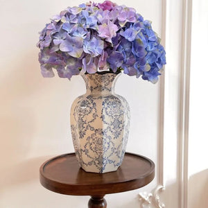 Vaso Decorativo Azul e Branco Pintado à Mão de Porcelana para Mesa com detalhe de textura e acabamento