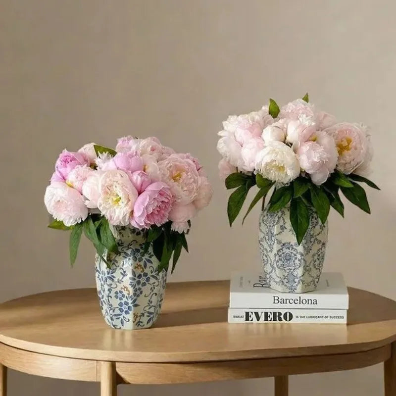 Vaso Decorativo Azul e Branco Pintado à Mão de Porcelana para Mesa em sala decorada