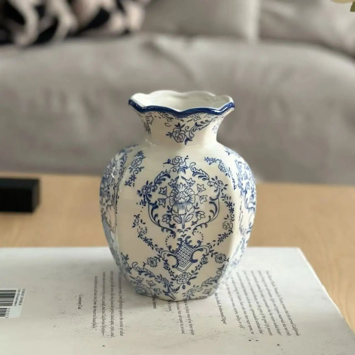Vaso Decorativo Azul e Branco Pintado à Mão de Porcelana para Mesa em sala decorada