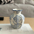 Vaso Decorativo Azul e Branco Pintado à Mão de Porcelana para Mesa em sala decorada