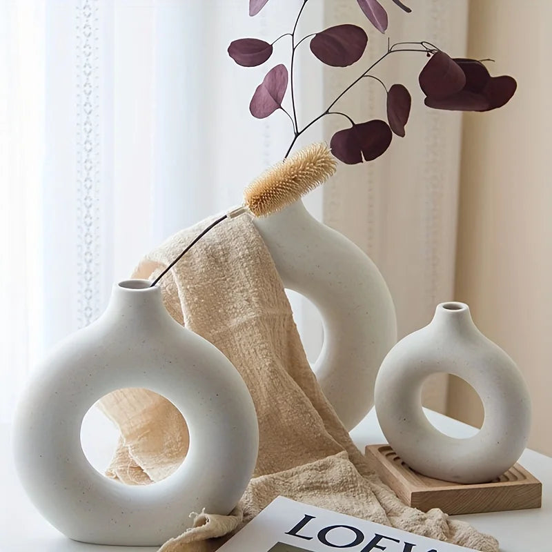 Vaso Decorativo Circular Vazado Boho de Cerâmica para Aparador com detalhe de textura e acabamento