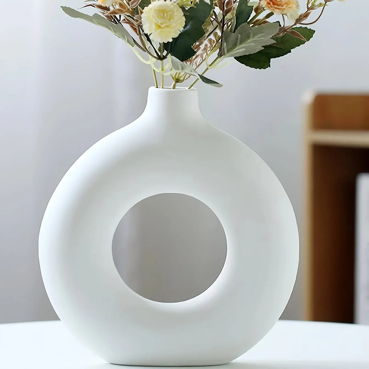 Vaso Decorativo Circular Vazado Boho de Cerâmica para Aparador em sala decorada