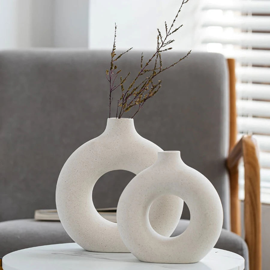 Vaso Decorativo Circular Vazado Nórdico de Cerâmica para Mesa em sala decorada