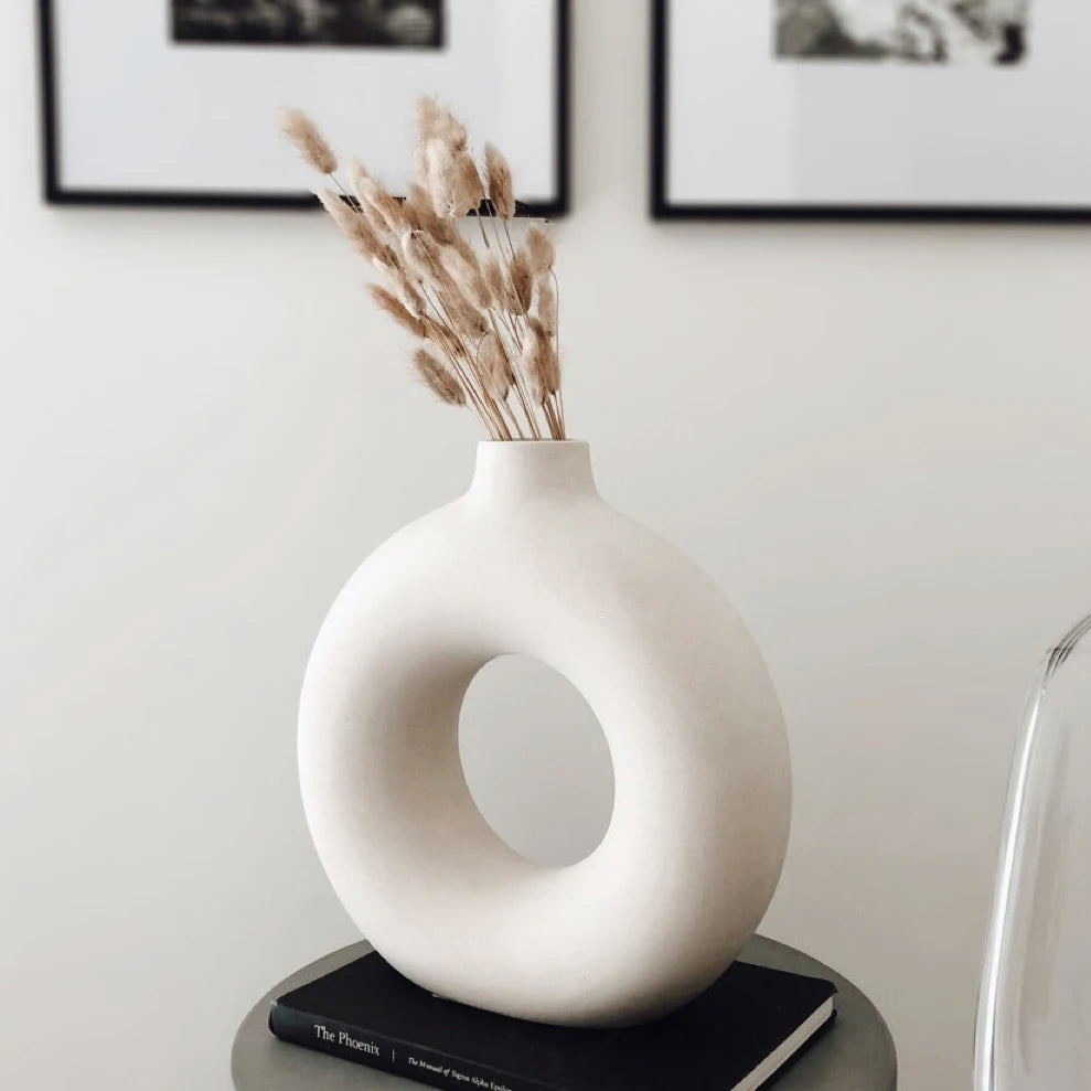 Vaso Decorativo Circular Vazado Nórdico de Cerâmica para Mesa com detalhe de textura e acabamento