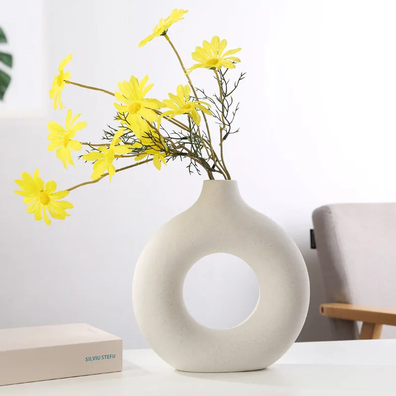 Vaso Decorativo Circular Vazado Nórdico de Cerâmica para Mesa em sala decorada