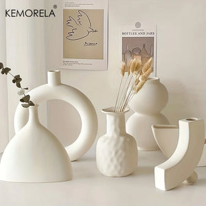 Vaso Decorativo Circular Vazado Nórdico de Cerâmica para Mesa Modelo 35 em sala decorada