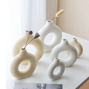 Vaso Decorativo Circular Vazado Nórdico de Cerâmica para Mesa Modelo 62 em sala decorada