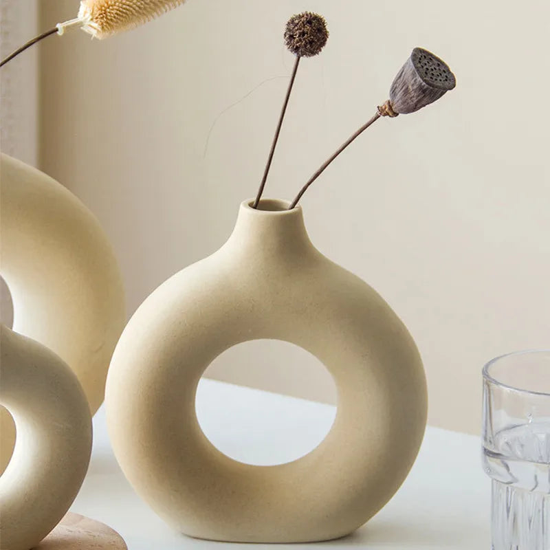 Vaso Decorativo Circular Vazado Nórdico de Cerâmica para Mesa Modelo 62 com detalhe de textura e acabamento