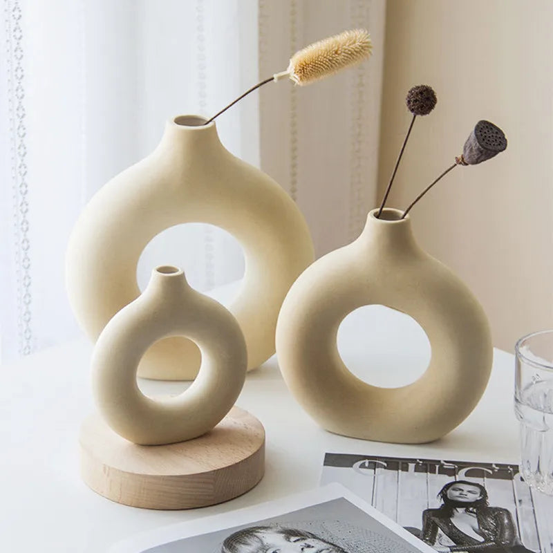 Vaso Decorativo Circular Vazado Nórdico de Cerâmica para Mesa Modelo 62 em sala decorada