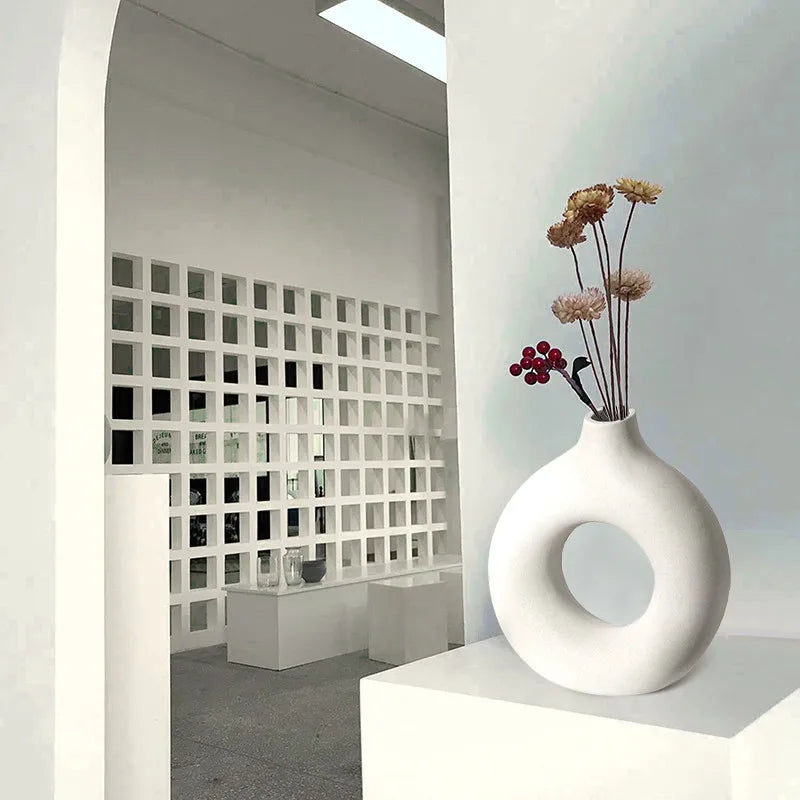 Vaso Decorativo Circular Vazado Nórdico de Cerâmica para Mesa Modelo 62 em sala decorada