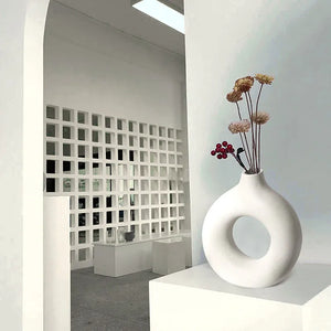 Vaso Decorativo Circular Vazado Nórdico de Cerâmica para Mesa Modelo 62 em sala decorada