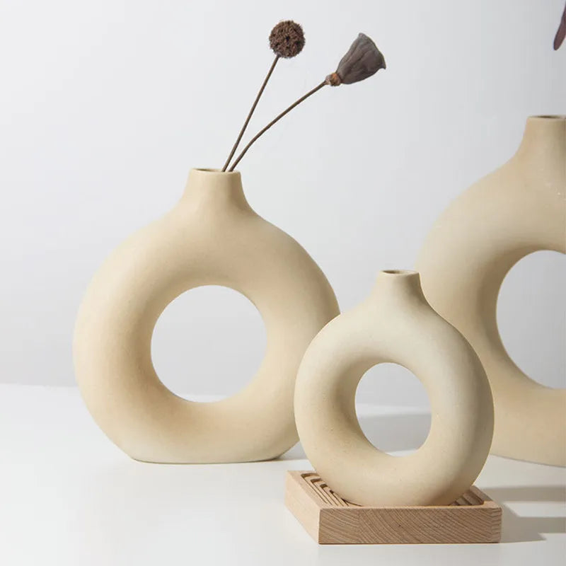 Vaso Decorativo Circular Vazado Nórdico de Cerâmica para Mesa Modelo 62 em sala decorada