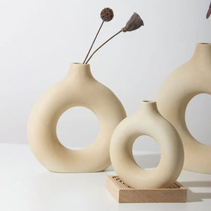 Vaso Decorativo Circular Vazado Nórdico de Cerâmica para Mesa Modelo 62 em sala decorada