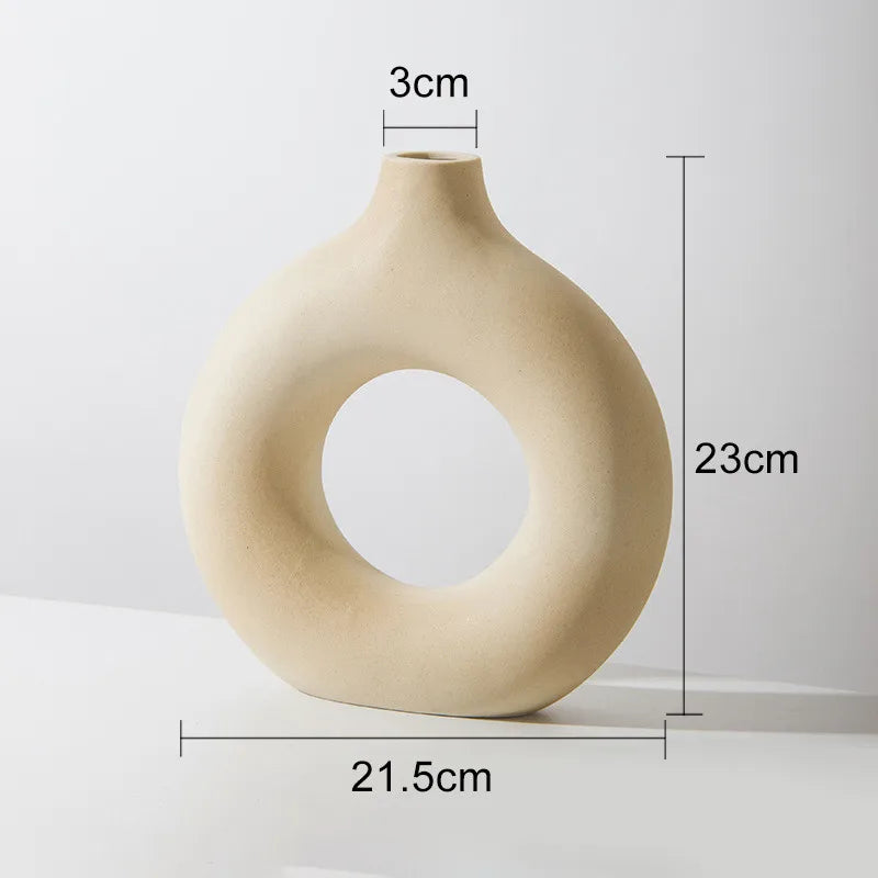 Vaso Decorativo Circular Vazado Nórdico de Cerâmica para Mesa Modelo 62 em sala decorada