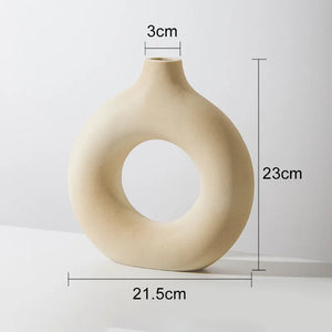 Vaso Decorativo Circular Vazado Nórdico de Cerâmica para Mesa Modelo 62 em sala decorada