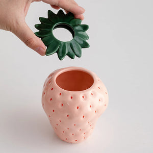 Vaso Decorativo Morango Criativo de Cerâmica para Mesa Modelo 51 em sala decorada