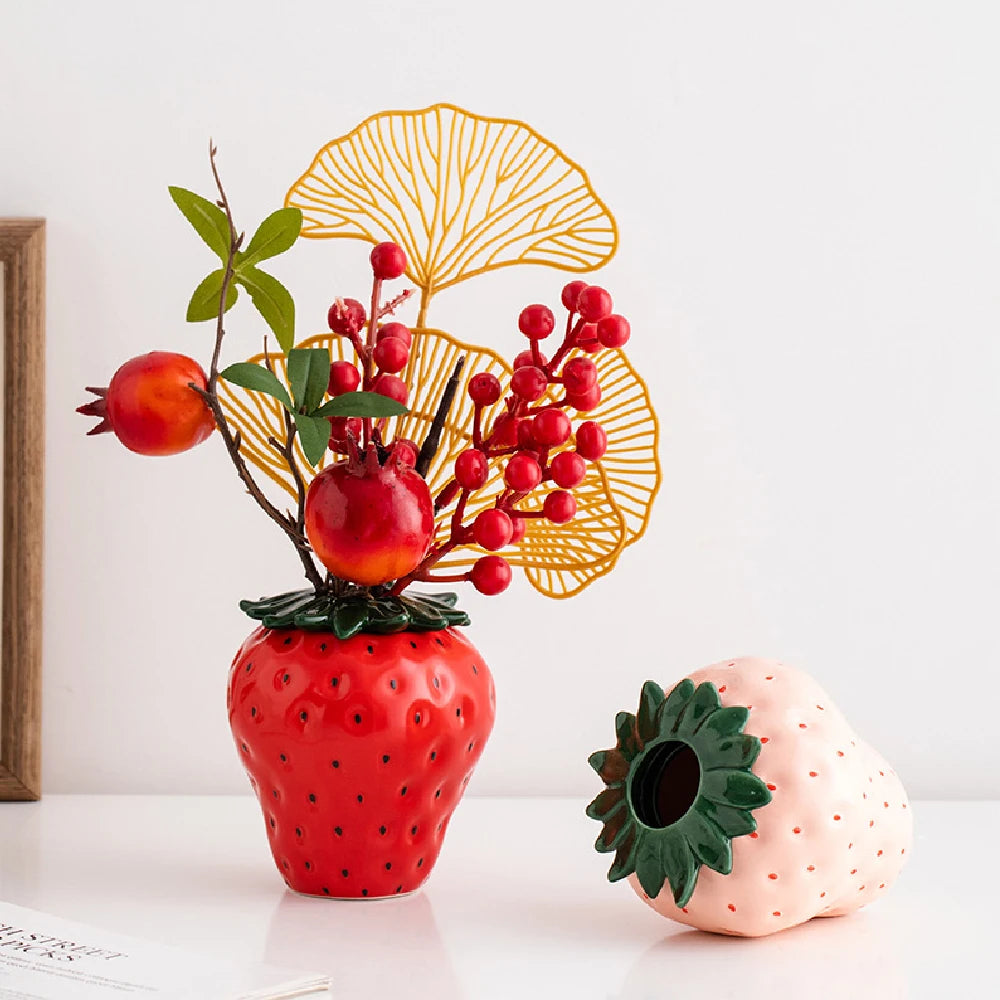 Vaso Decorativo Morango Criativo de Cerâmica para Mesa Modelo 51 em sala decorada