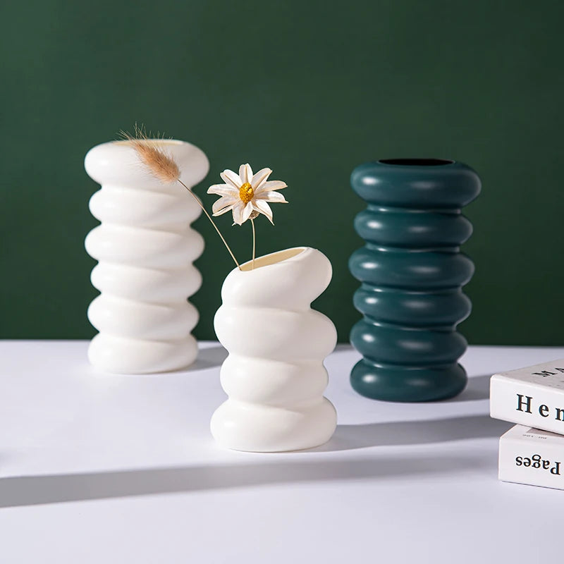 Vaso Decorativo Nórdico de Cerâmica para Mesa em sala decorada