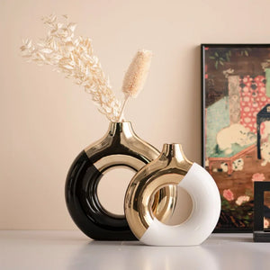 Vaso Decorativo Nórdico Troféu Dourado de Cerâmica para Mesa em sala decorada